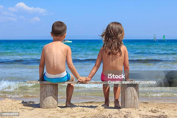 Niños En La Playa Foto de stock y más banco de imágenes de Agua - Agua, Aire libre, Amistad