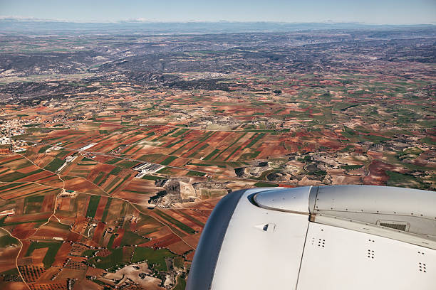 местных кенийских продуктов поля вид сверху, из самолета возле мадрид, испания - mountain range earth sky airplane стоковые фото и изображения