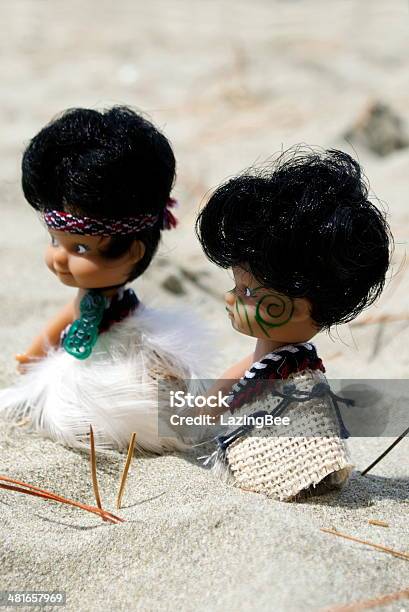 Maori Lembrança Bonecos Na Praia Nova Zelândia - Fotografias de stock e mais imagens de Areia - Areia, Boneca, Cultura Neozelandesa