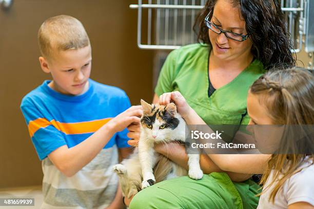 Adopción De Mascotas Foto de stock y más banco de imágenes de 30-39 años - 30-39 años, 6-7 años, 8-9 años