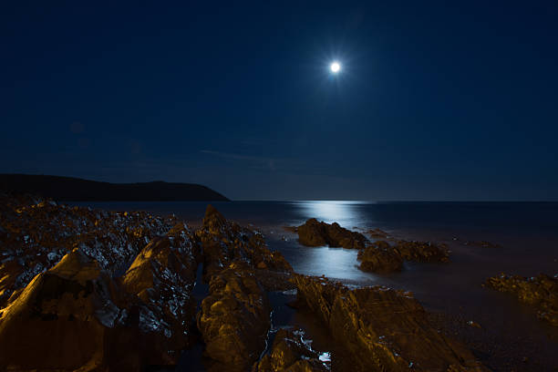 youghal moonshine auf die bucht - republic of ireland corcaigh night photography stock-fotos und bilder