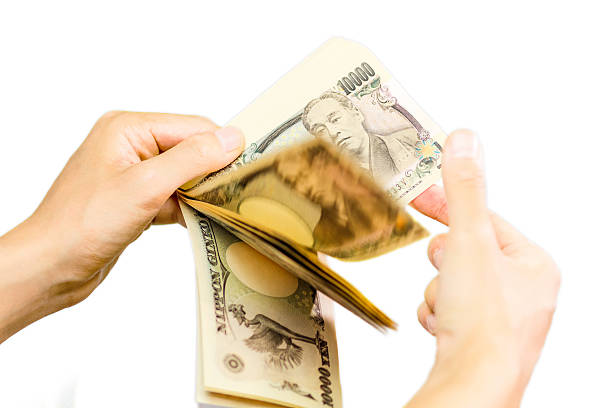 istock counting Japanese currency with hands 481667164