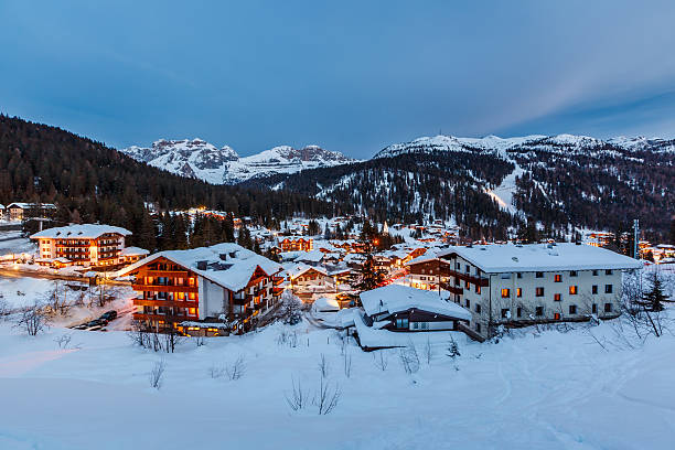 iluminado resort de esqui da madonna di campiglio à noite - ski resort snow hotel mountain - fotografias e filmes do acervo