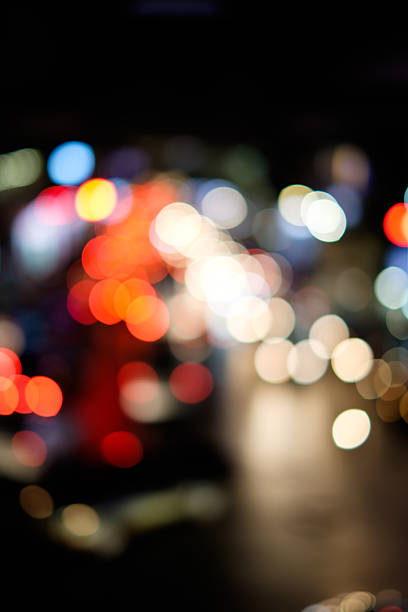 flou abstrait bokeh d'embouteillage sur la route de la ville - traffic blurred motion multiple lane highway night photos et images de collection