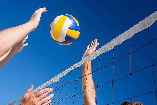 amigos jugando voleibol - vóleibol de playa fotografías e imágenes de stock