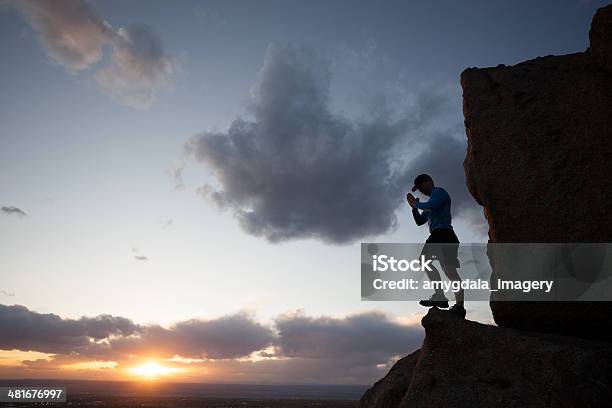 Spirituellen Mann Sonnenuntergang Stockfoto und mehr Bilder von Abenteuer - Abenteuer, Am Rand, Beten