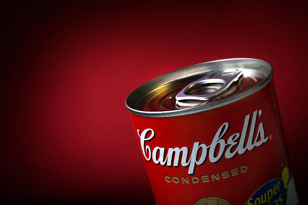 close-up de um detalhe campbell's soup e pode em plano de fundo vermelho - campbells - fotografias e filmes do acervo