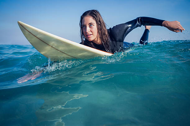 mujer en traje de baño con tabla de surf - women sea cheerful surfing fotografías e imágenes de stock