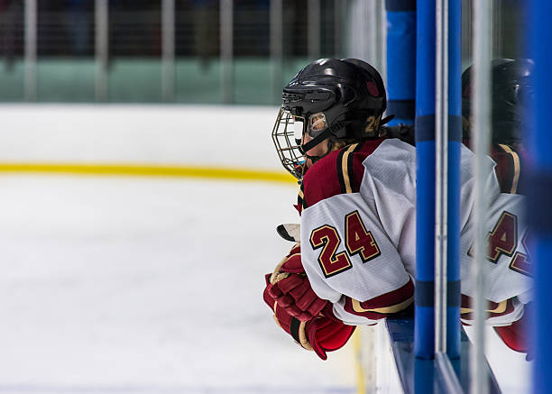 in 페널티 박스 hockey player - womens ice hockey 뉴스 사진 이미지