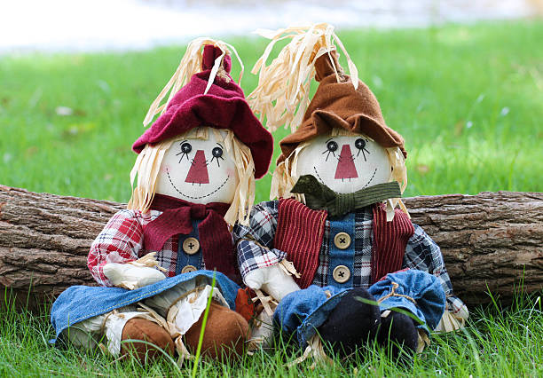 scarecrows сидя на журнал - child autumn scarecrow decoration стоковые фото и изображения