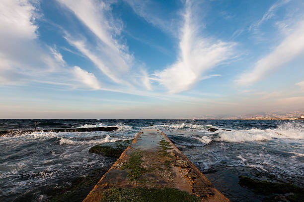 Molo e cielo blu con nuvole bianche lunga - foto stock