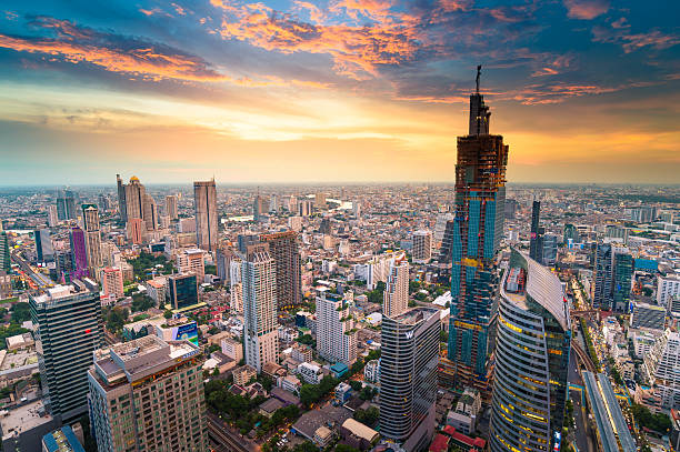 vista panoramica del paesaggio urbano di bangkok tailandia - bangkok thailand skyline night foto e immagini stock