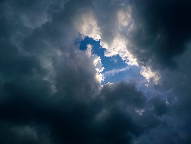 pausa tra le nuvole - occhio del ciclone foto e immagini stock