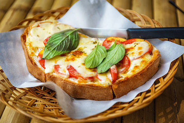 bruschetta con tomates - bruschetta cutting board italy olive oil fotografías e imágenes de stock