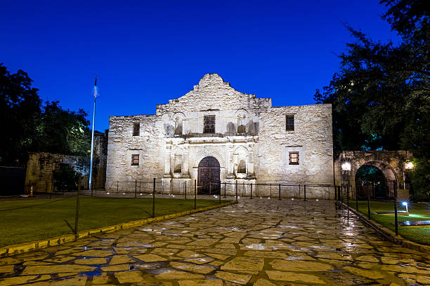 das historische alamo, den san antonio, texas. - travis county stock-fotos und bilder