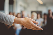 weibliche-hand-gegen-unscharf-gruppe-von-studenten.jpg?b=1&s=170x170&k=20&c=JC4z0qHcAdEAI5vDyIFfXaGz4S4mJ5FZK2wyeAI59qY=