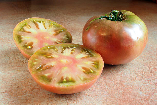 パープルのトマトのスライス cherokee - vegetabilis ストックフォトと画像