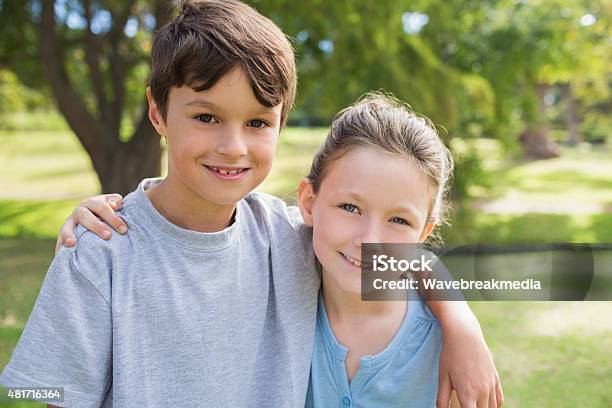 Hermano Sonriente Mirando A La Cámara En El Parque Foto de stock y más banco de imágenes de Hermano - Hermano, 2015, 8-9 años