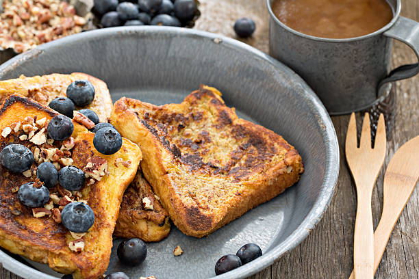 pain perdu et café - french toast toast coffee bread photos et images de collection