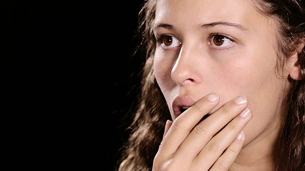 bela jovem brunette looks chocado, mãos sobre a boca - gasping color image hands covering mouth staring imagens e fotografias de stock