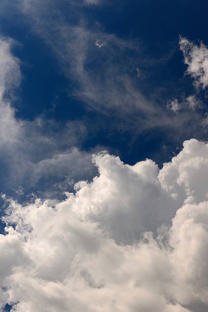 пушистые белые облака и голубое небо cumulus - cloud sky white aerial view стоковые фото и изображения
