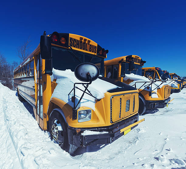 nieve día - public transportation winter bus front view fotografías e imágenes de stock