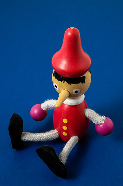 pinocchio estatua de juguete - liar dishonesty pinocchio human nose fotografías e imágenes de stock