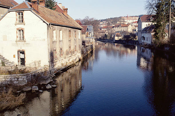 fiume di doubs in pontarlier città, franca-contea, francia - doubs river foto e immagini stock