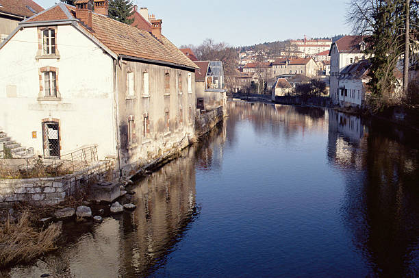реки ду в pontarlier город, франш-конте, франция - doubs river стоковые фото и изображения