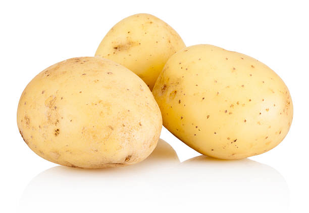 tre nuovi di patate isolato su sfondo bianco - ricette di patate foto e immagini stock