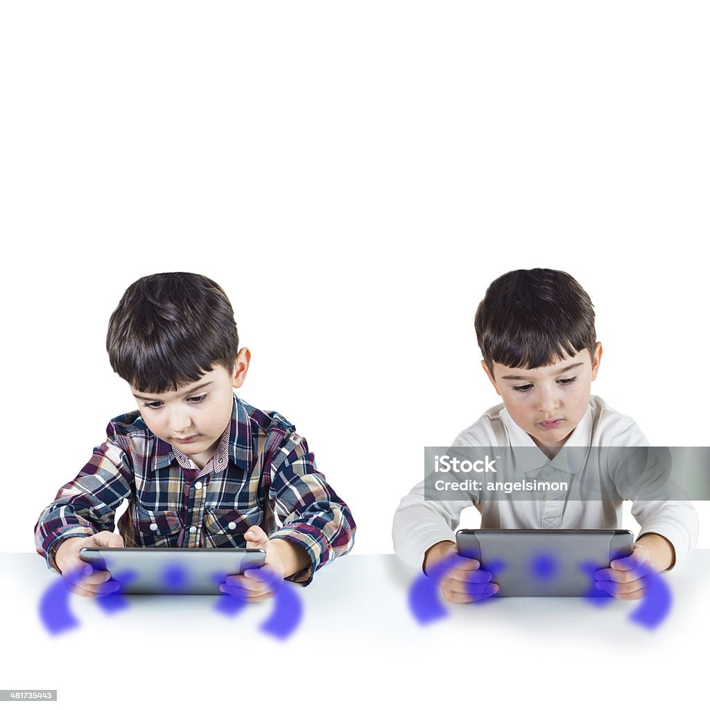 Niños jugando con una tableta digital - Foto de stock de Adicción libre de derechos