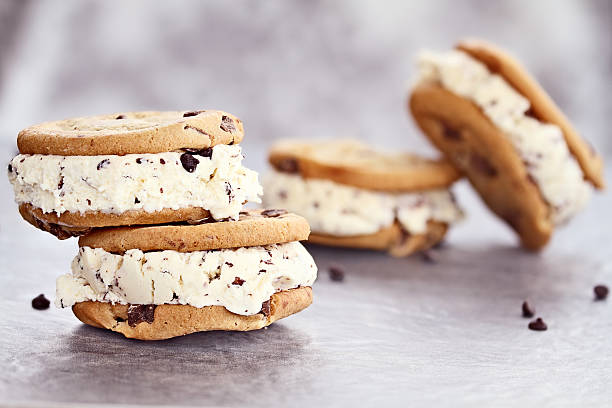 gelato alla stracciatella biscotto sandwich - dessert sweet food snack cookie foto e immagini stock