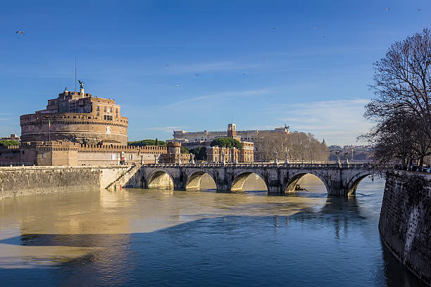 castel sant'angelo - bernini castel fort tiber river stock-fotos und bilder