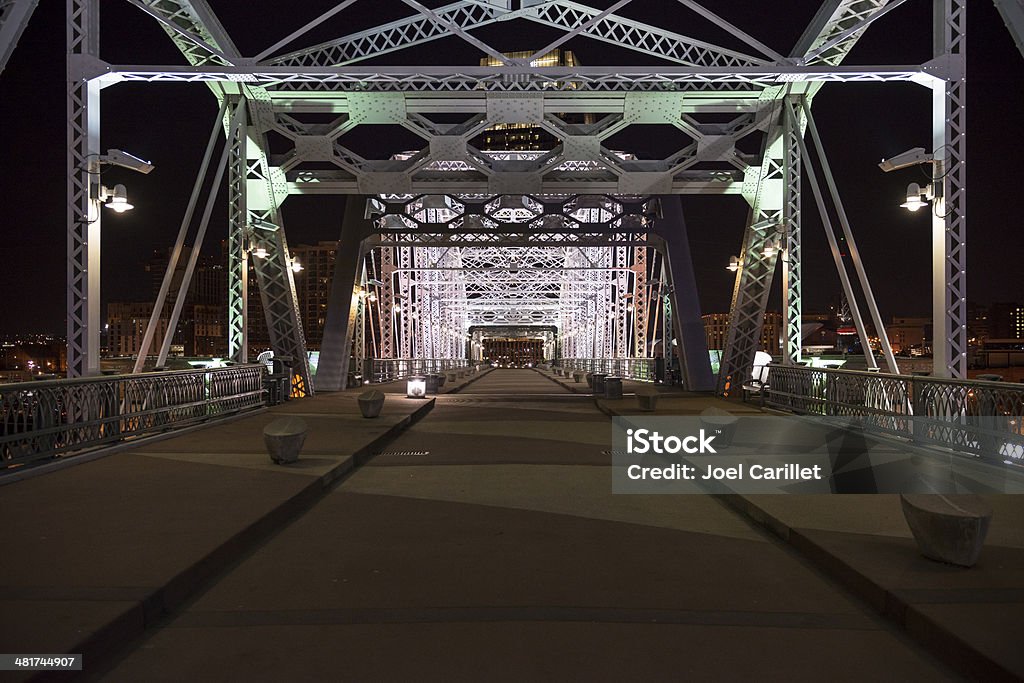 Shelby Most Alei w nocy-Nashville, Tennessee - Zbiór zdjęć royalty-free (Most kratownicowy)