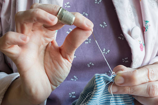 hemming un abito, donna le mani needlework - sewing tailor thread sewing kit foto e immagini stock