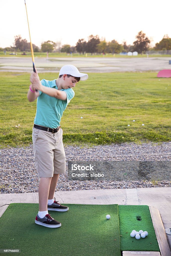 Jeunes de golf sur un practice - Photo de Club de golf libre de droits