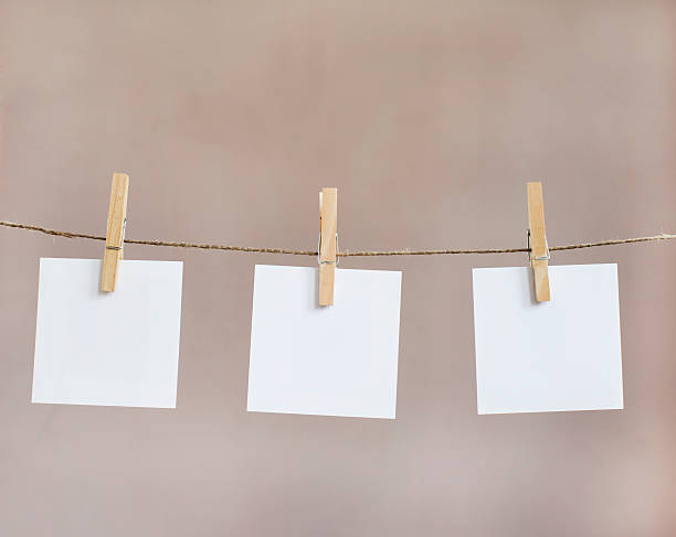 lembretes três em branco pendurado em um varal de roupa - clothesline clothespin adhesive note bulletin board - fotografias e filmes do acervo