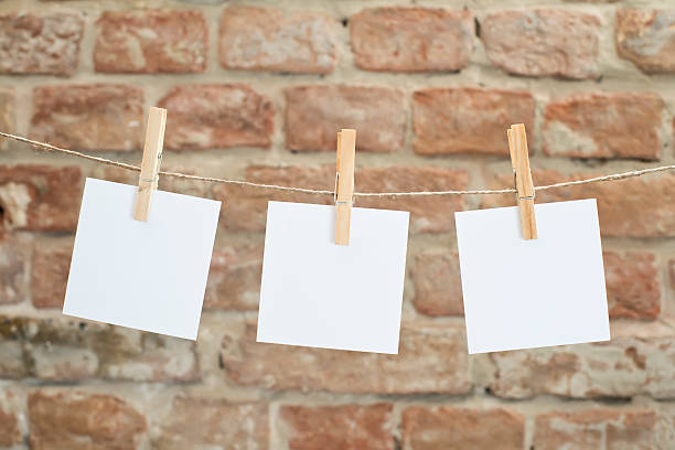 lembretes três em branco pendurado em um varal de roupa - clothesline clothespin adhesive note bulletin board - fotografias e filmes do acervo