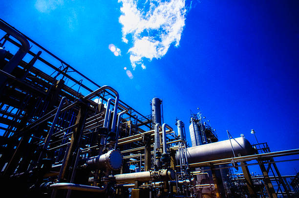 raffinerie de pétrole section - industry landscaped oil industry powder blue photos et images de collection