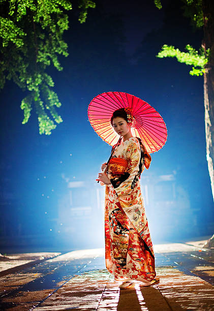 schöne japanische frau mit kimono in tokio, japan - parasol umbrella asian ethnicity asian culture stock-fotos und bilder