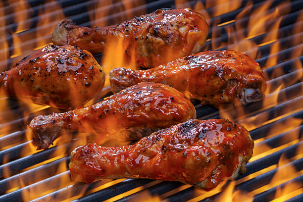 チキン、ホットなバーベキュー flaming - grilled chicken grilled barbecue grill barbecue ストックフォトと画像