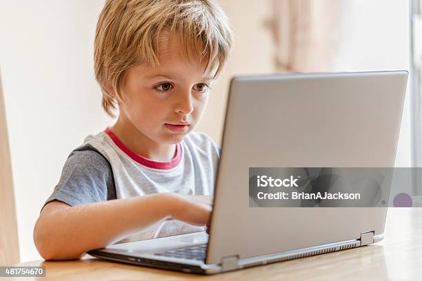 Junge Arbeiten Auf Laptopcomputer Stockfoto und mehr Bilder von Computer - Computer, Jungen, 2015