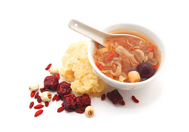 chino tradicional hongo de nieve blancas o sopa de hongo - soup chinese culture herbal medicine chinese medicine fotografías e imágenes de stock