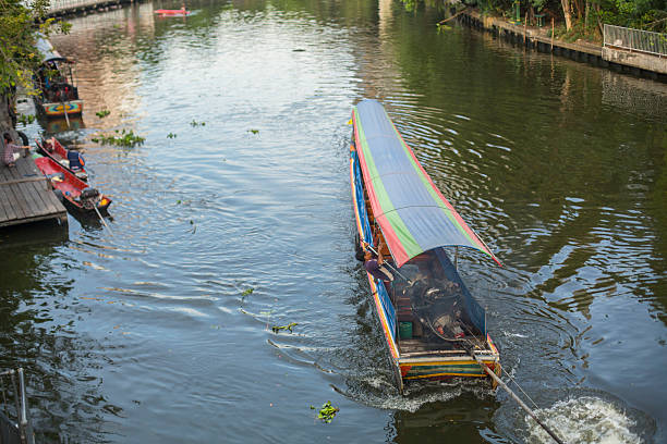 długi ogon łodzi, przewożących lokalne ludzi - bangkok thailand asia water taxi zdjęcia i obrazy z banku zdjęć