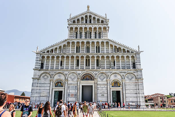 vista de los turistas fuera del duomo dei miracoli, pisa, italia - leaning tower of pisa people crowd tourism fotografías e imágenes de stock