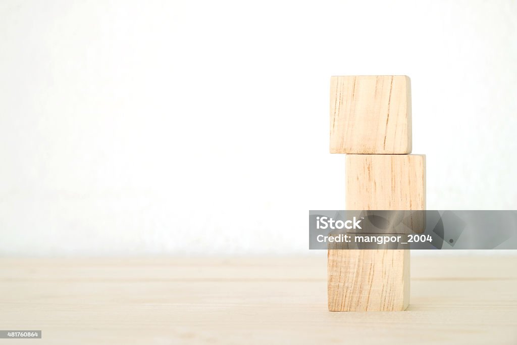 Drei hölzerne Würfel auf Tisch - Lizenzfrei Bauklotz Stock-Foto