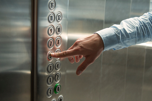 Presionar el botón en el ascensor photo
