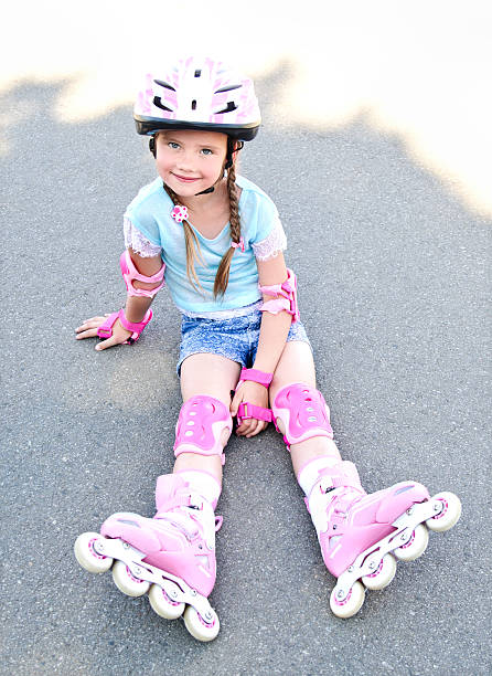 istock Cute smiling little girl in pink roller skates 481773368