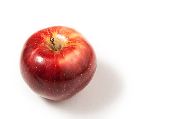 red apple sobre blanco - rule of third fotografías e imágenes de stock