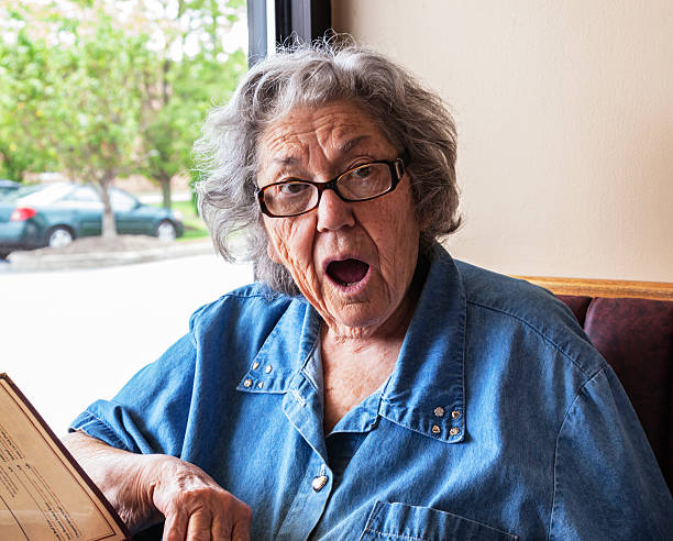 sorprendido demencia grandma de edad avanzada - portrait senior adult confusion women fotografías e imágenes de stock